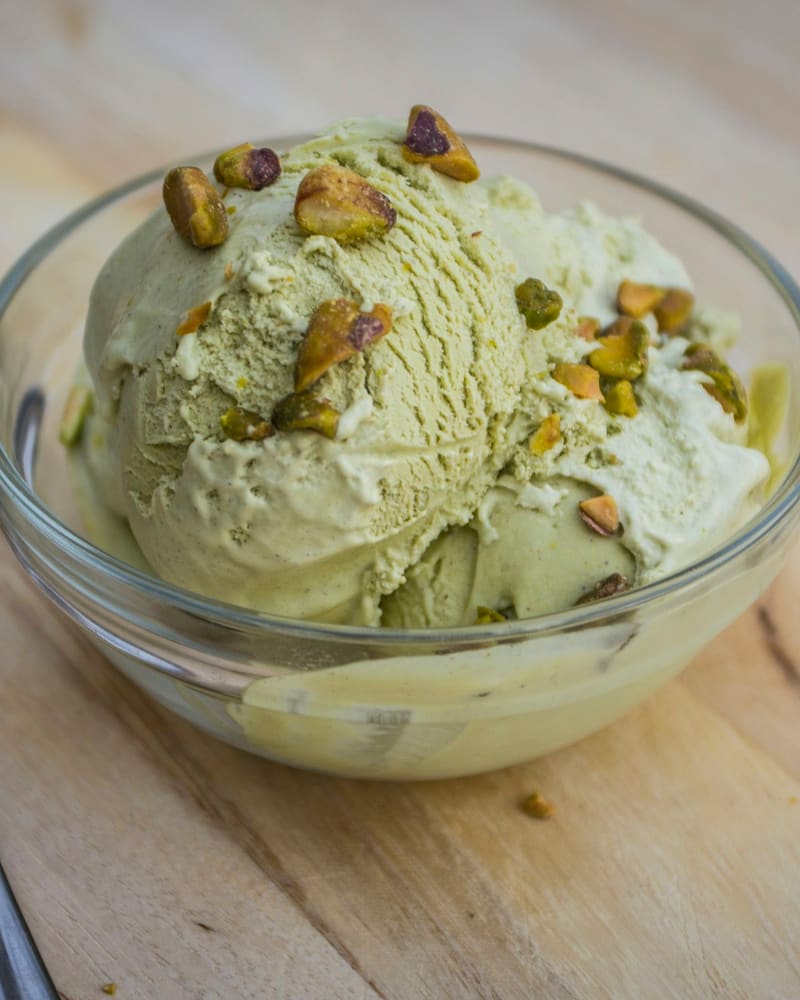 Pistache-ijs met hele pistachenootjes in een glazen schaal